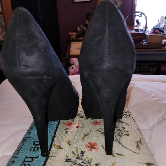 Size 8 Lauren Conrad Black Suede Heels - Picture 3 of 9
